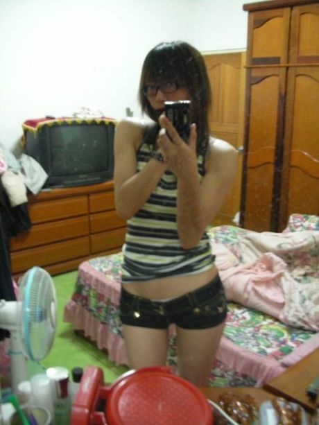 Nerdy Asian amateur girl wants to pose naked pictures too