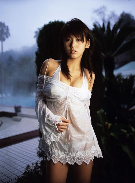 Plump breasted gravure idol shows off her delicious curves