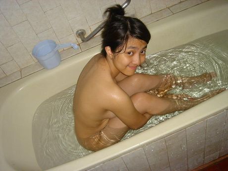 lots and lots of pics of this indo cocksucker