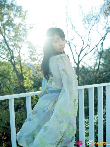 Neo Asian babe has one of her best photo sessions out of house