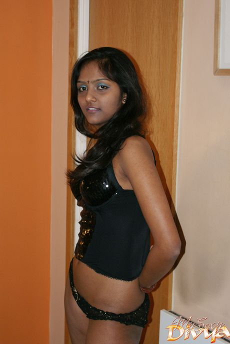 Amateur babe Divya Yogesh shows her hot booty and tits in a solo