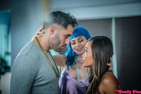 Big titted teen Jewelz Blu gets her pussy licked and dicked by a guy