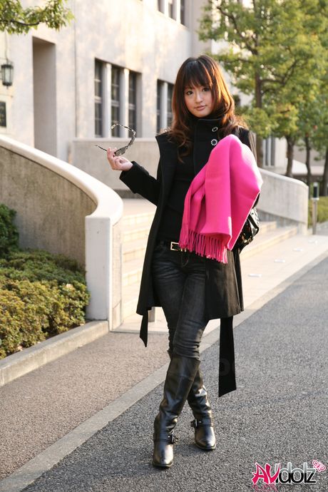 Superb Japanese babe Saori strips and shows her hot body in a solo