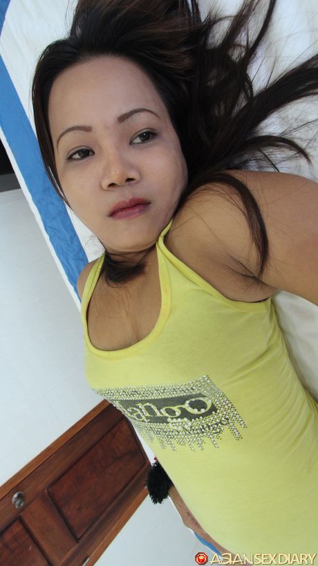 The Asian cougar Giaw gets her hairy pussy licked and dicked by a horny guy